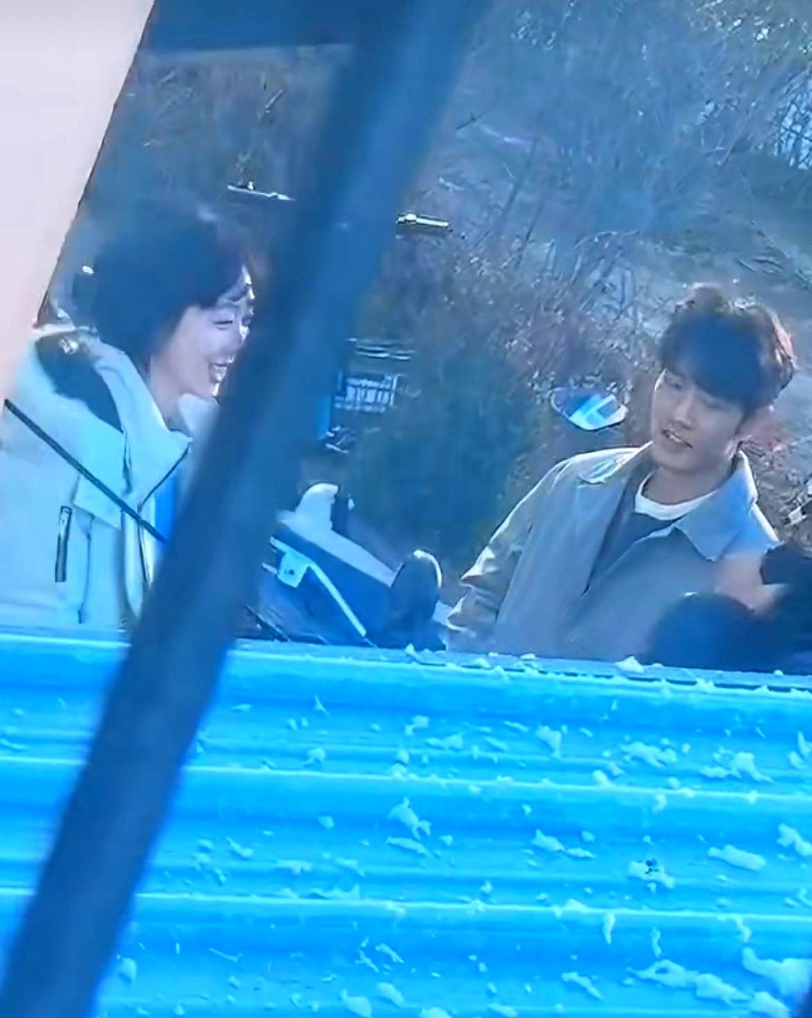 800块替身被骂丑片场大妈指着光替小伙一顿嫌弃，以为逮到顶流素颜。