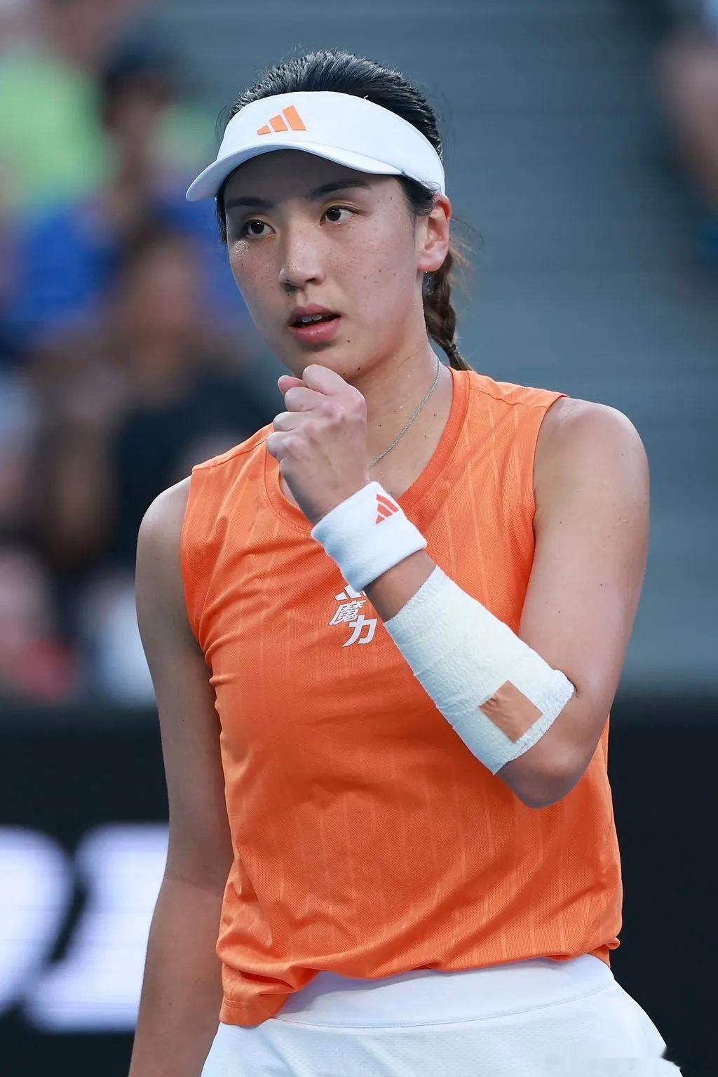 澳大利亚网球公开赛🎾女子单打项目第三轮:中国🇨🇳选手王欣瑜以7比5、6比4