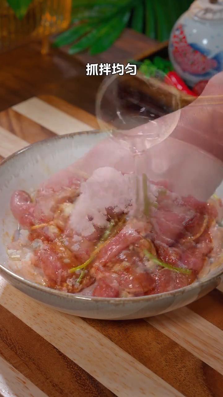 白菜蒸猪肉。想要营养不流失还是蒸的比较好，今天分享一道白菜蒸猪肉，简单美味还下