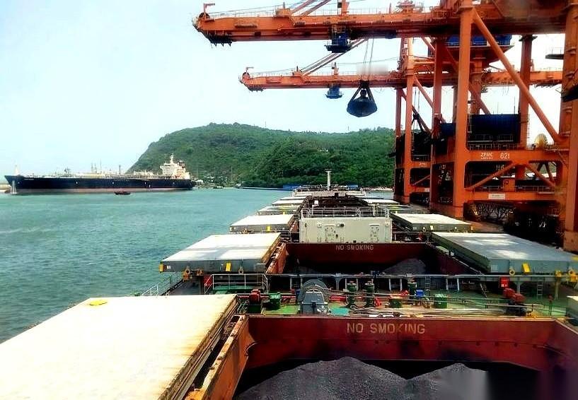 一家刚从亏损26亿泥潭里爬出来的中国公司，华东重机，接了印度一个12.5亿的大单