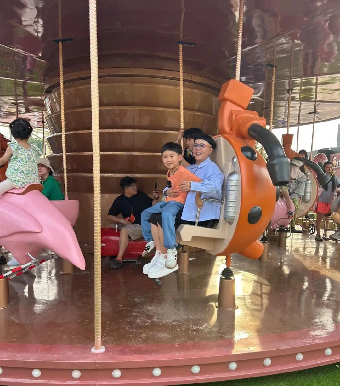 60岁金龟子带着小朋友现身北京朝阳公园游玩，她现实中真人身材矮小，打扮朴素大方又