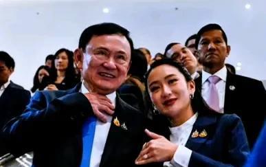 他信表态泰国不会换总理，拒绝内斗不要让敌人得逞。他信指出，当前泰国政局混乱、社会