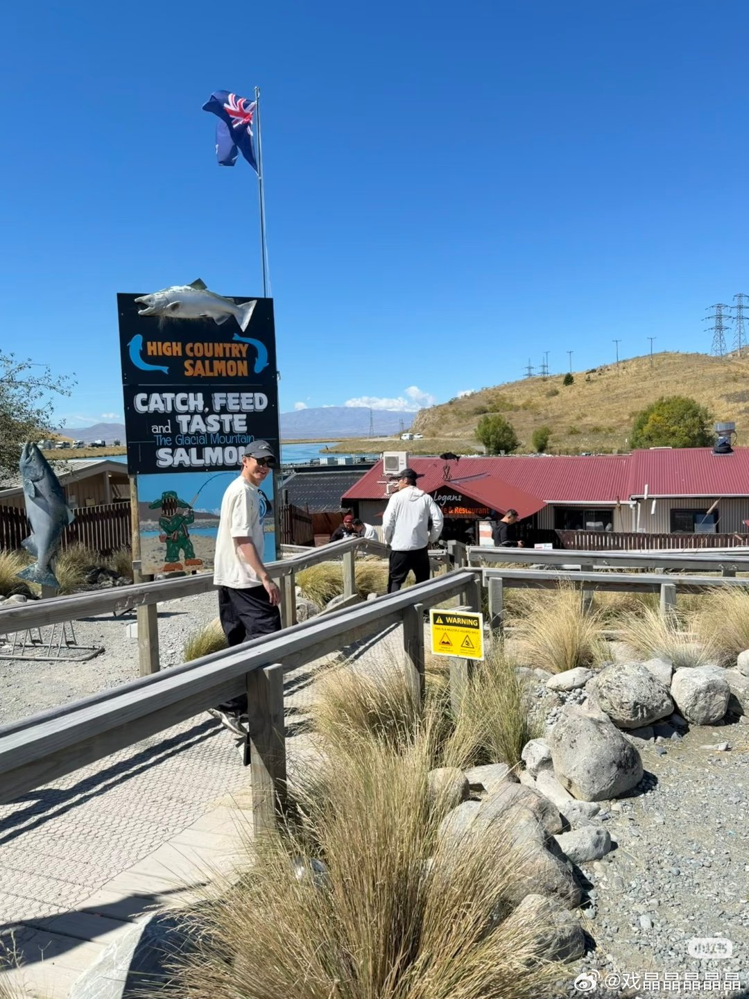 林更新在新西兰旅游，被很多国内去的游客偶遇，大大方方的素颜和大家合影，很有亲和力