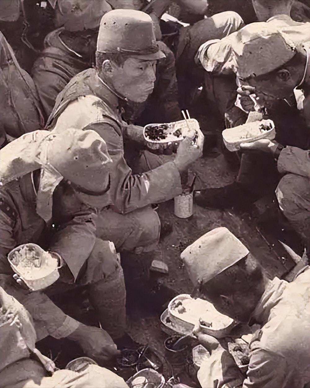 其实，很多日本士兵入伍当兵就为了吃饭，根本不知道也不在乎自己要干什么，稀里糊涂的