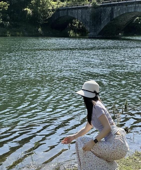 夏日河畔，悠然自得，享受宁静时光。