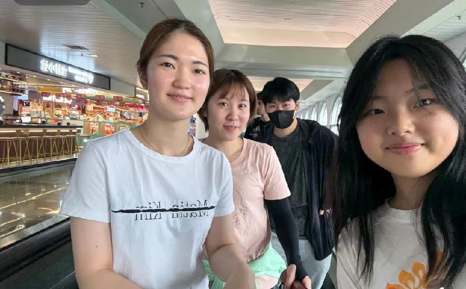 日本三队员回国平野美宇、木原美悠和松岛辉空启程一起回日本，小姐姐在机场和他们三
