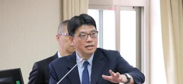 国民党立委许宇甄今天与台湾省陆委会主委邱垂正唇枪舌战了5分钟，许宇甄质疑赖默许已