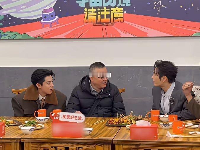 不出所料的话，黄晓明现在肯定老后悔了，竟然对着王鹤棣爸爸叫叔叔。48岁的黄晓明在