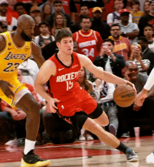 慢镜头：詹姆斯绝命抢断！这球从身后伸手，在谢泼德腋下精准将球打飞，送到斯玛特