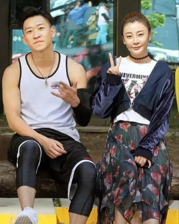2019年，曹云金拉着刚生完孩子的唐苑去办理离婚手续，刚出民政局大门，曹云金甩给