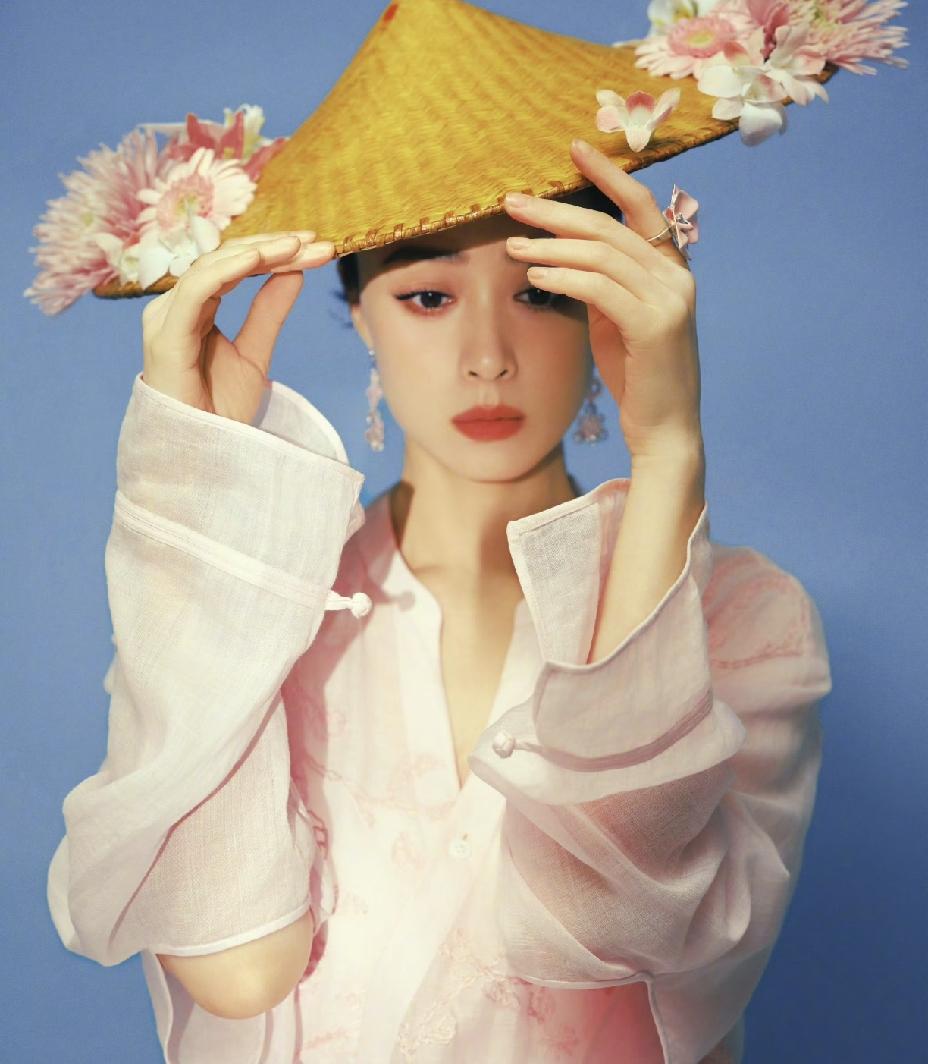 这还是我们认识的蒋欣吗？7月5日下午，蒋欣在社交平台晒出一组全新写真，看完照片，