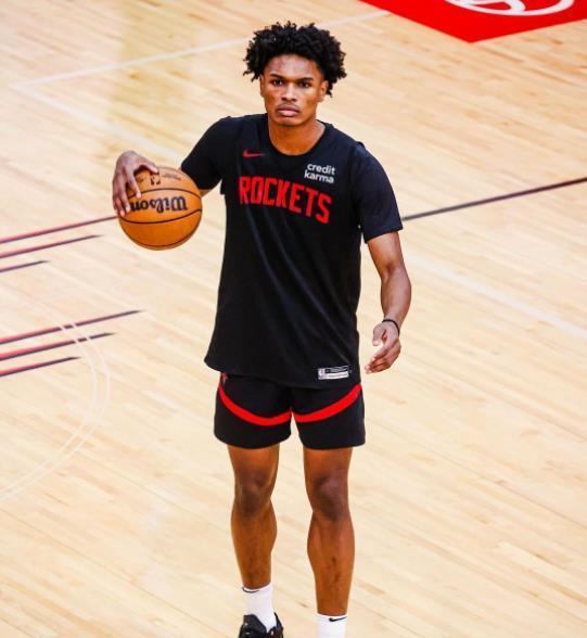 根据NBA的著名记者布雷特·西格尔报道，有多位联盟的消息人士透露，范弗里特因为受