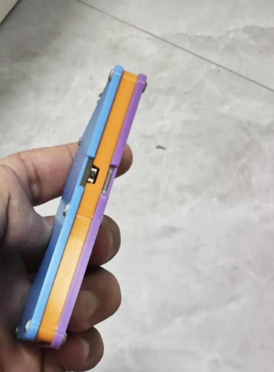 儿子放学路上捡来的不知道什么东西，扔给我看，我以为是充电宝，看完全身发现不是，不