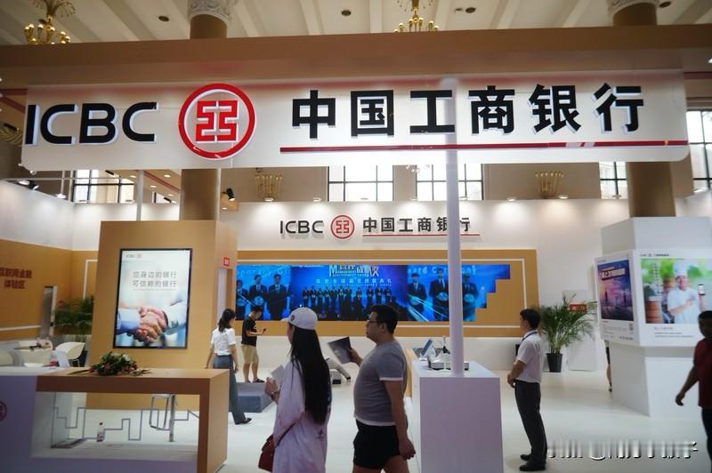 最近，xx银行黄金这个事件侧面说明了这个社会就是一个现状，出现了假黄金站出来出来