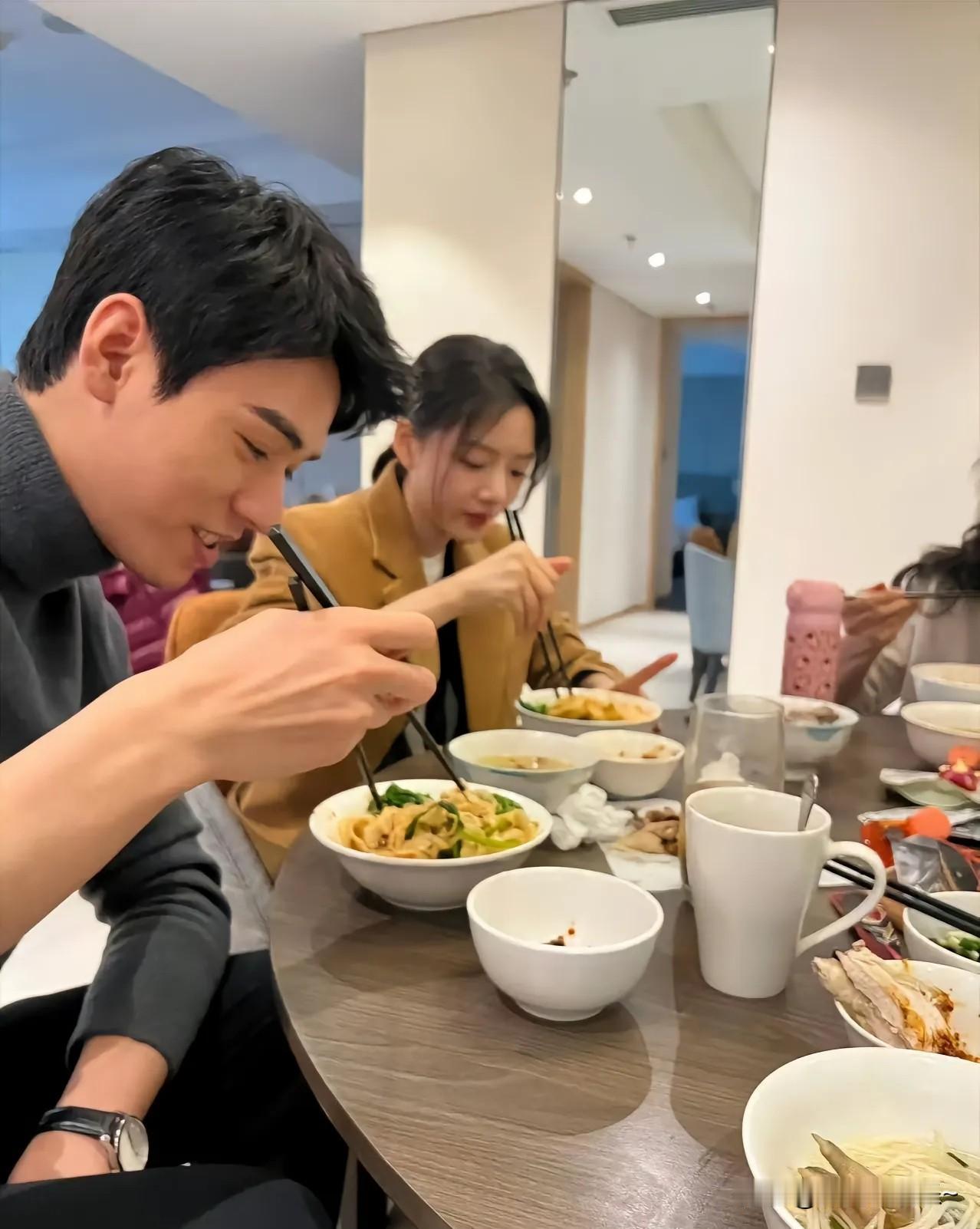 龚俊，好正常一男人！正常男人的优点他有，但正常男人的缺点他也有！宽肩窄腰大