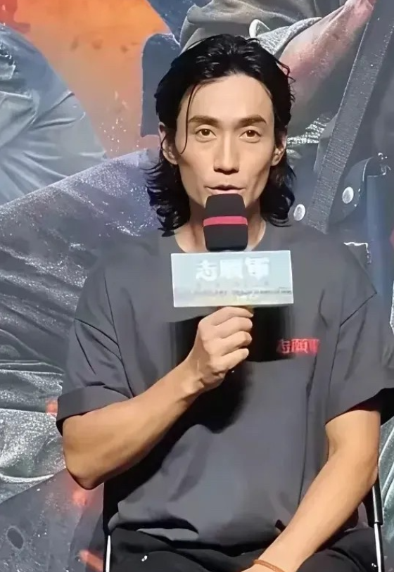 他曾是湖北男演员中最帅的一位，要颜值有颜值，演技又超越了很多的同龄人。可如今脸颊