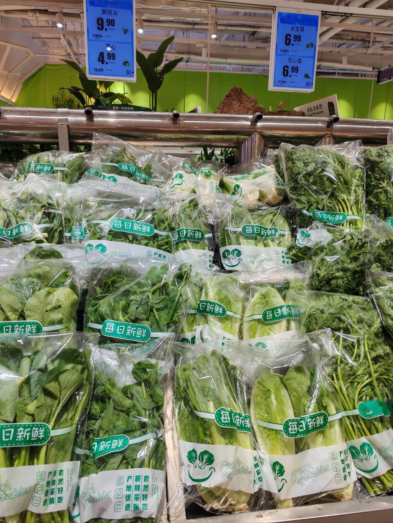 今年蔬菜太反常了12月3日，陕西西安。此刻我在商场吃完午饭，来到负一楼的生鲜超