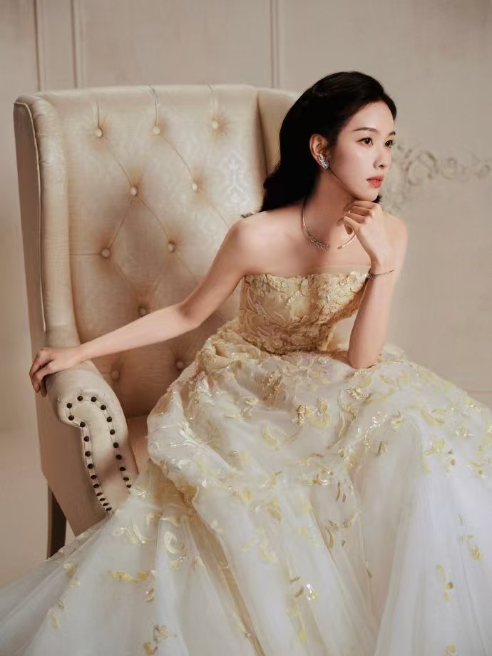 陈都灵童话公主天呐！陈都灵跨年化身童话公主，公主裙的设计独具匠心，她站在那里，
