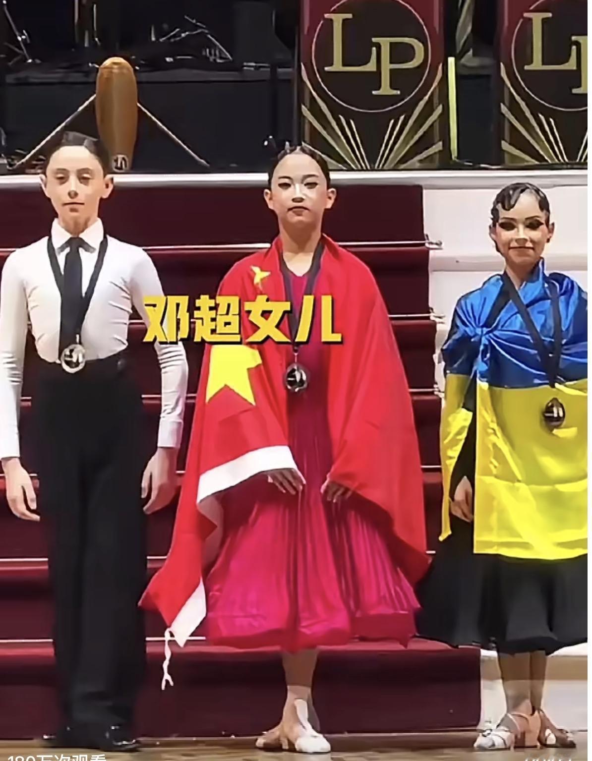 邓超：妞妞，第二名！牛啊！小花：谢谢爸，我练了好久。邓超：你这动作，太像