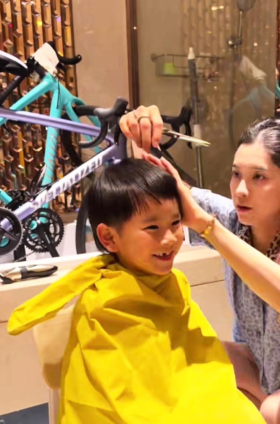 万万没想到，梁靖崑家那么有钱，她老婆还亲自给孩子理发，还把二宝整了个“超级
