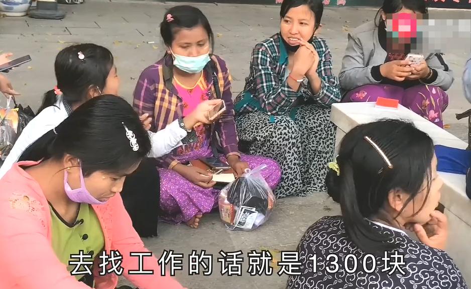 缅甸姑娘在瑞丽市大街上，等待工作到来！唯一的好处，就是这些缅甸女子，没有被黑帮控