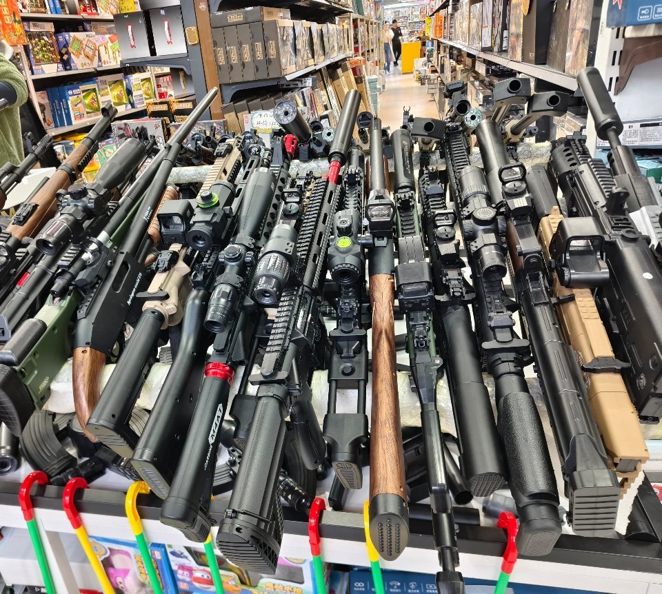 逛玩具市场，以为到了军火市场