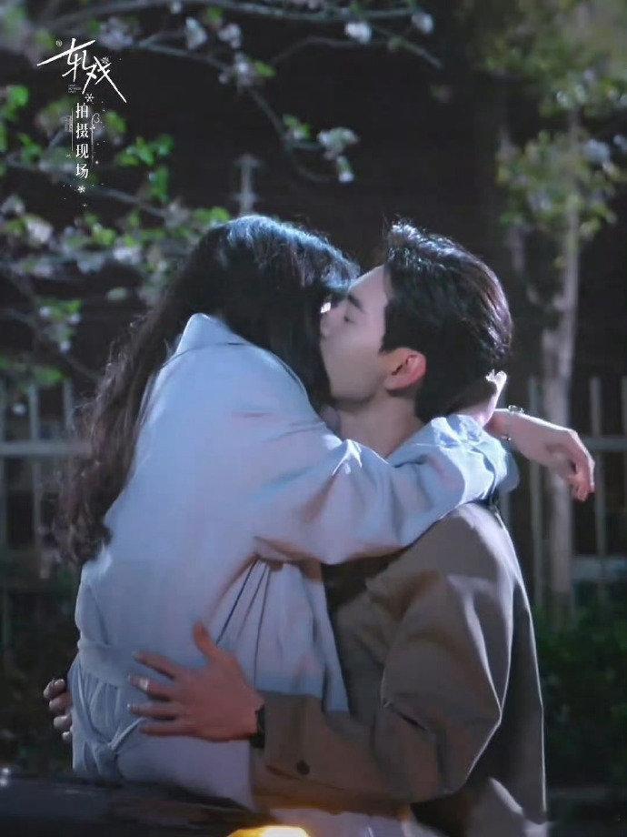 陈星旭卢昱晓车盖吻车盖吻花絮一整个甜晕，陈星旭抱卢昱晓像抱宝贝，安全感直接溢出
