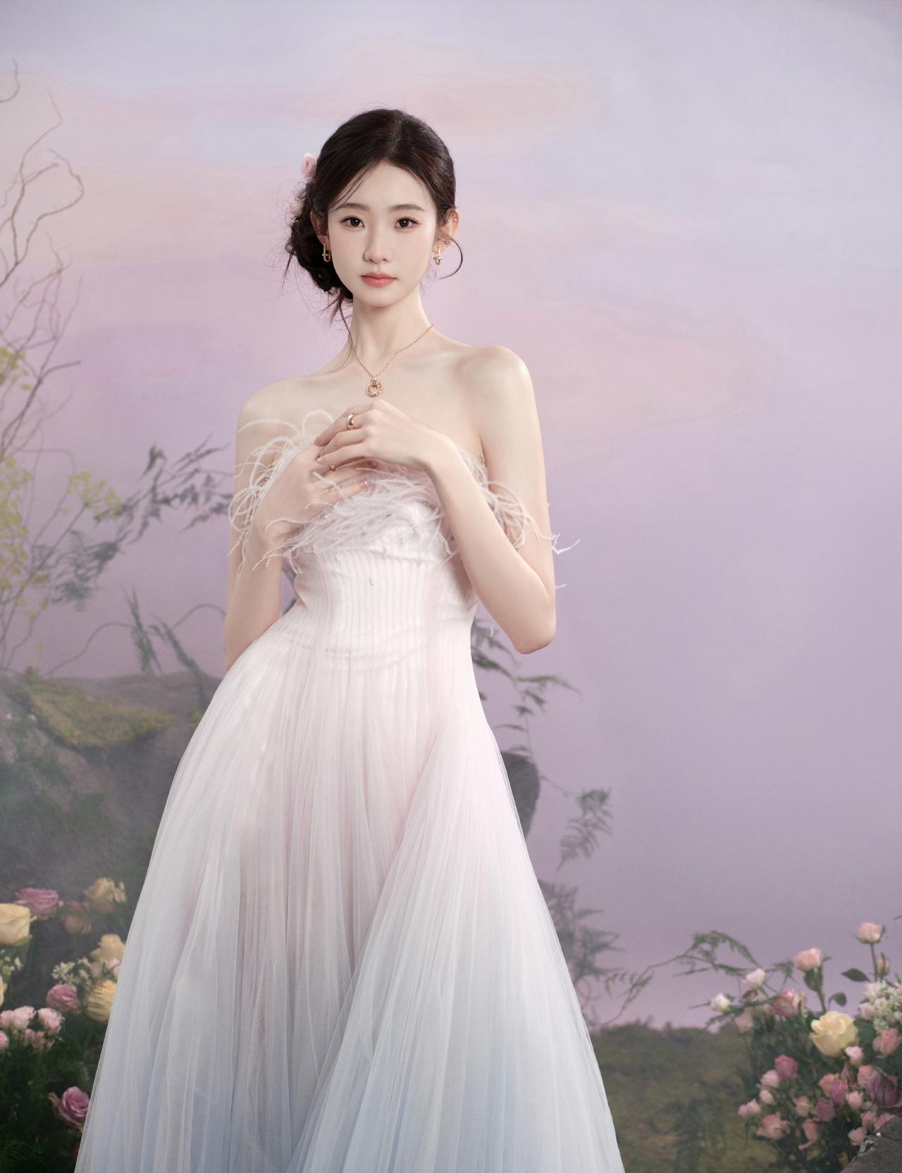 紫粉色柔光漫过花境，羽毛裙摆轻扫玫瑰与苔藓。被繁花簇拥的温柔瞬间，像从春日油画里