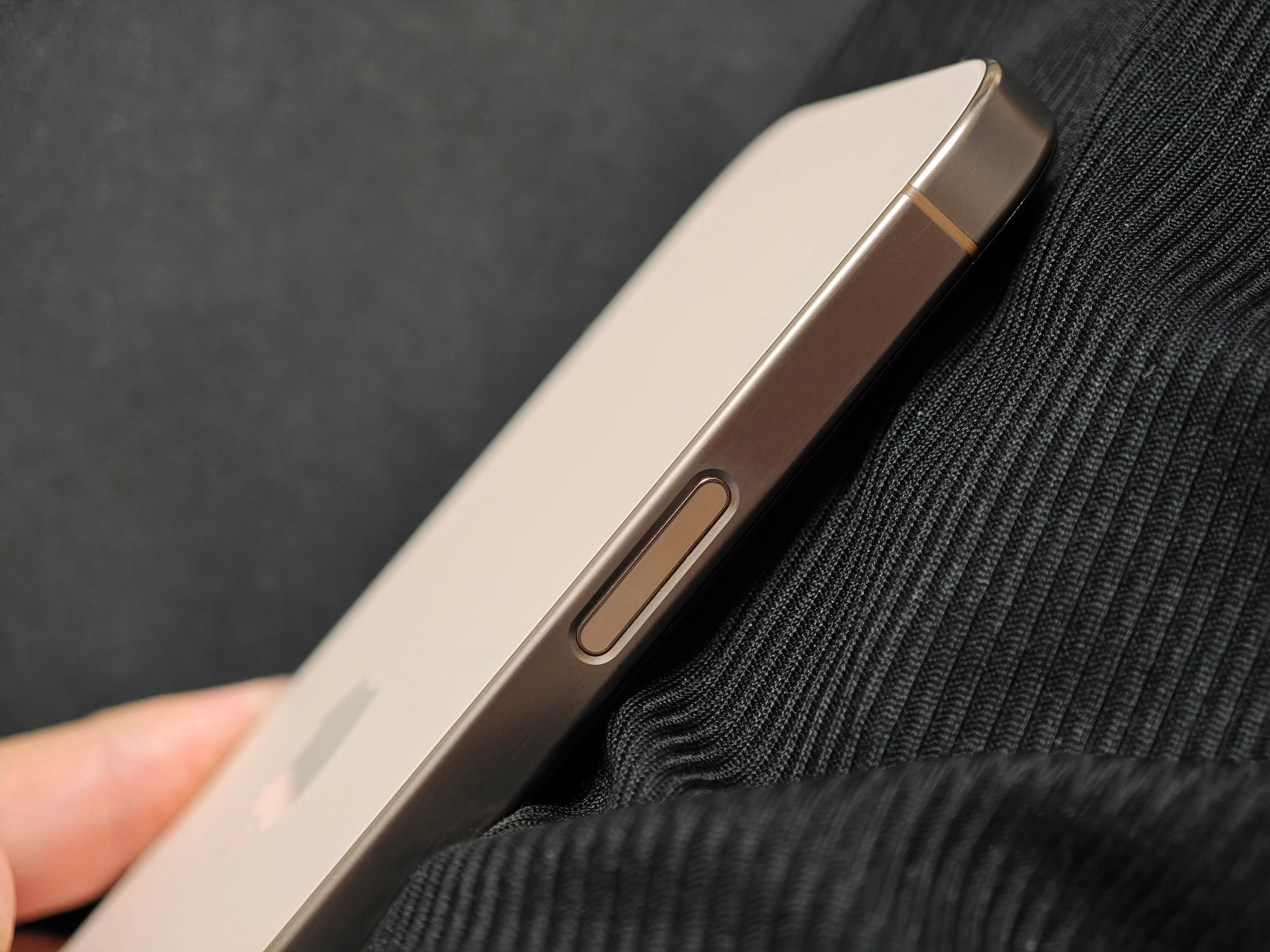 iPhone拍照键或被取消有一说一，这颗相机按键确实用途不大。影响手感，还徒增