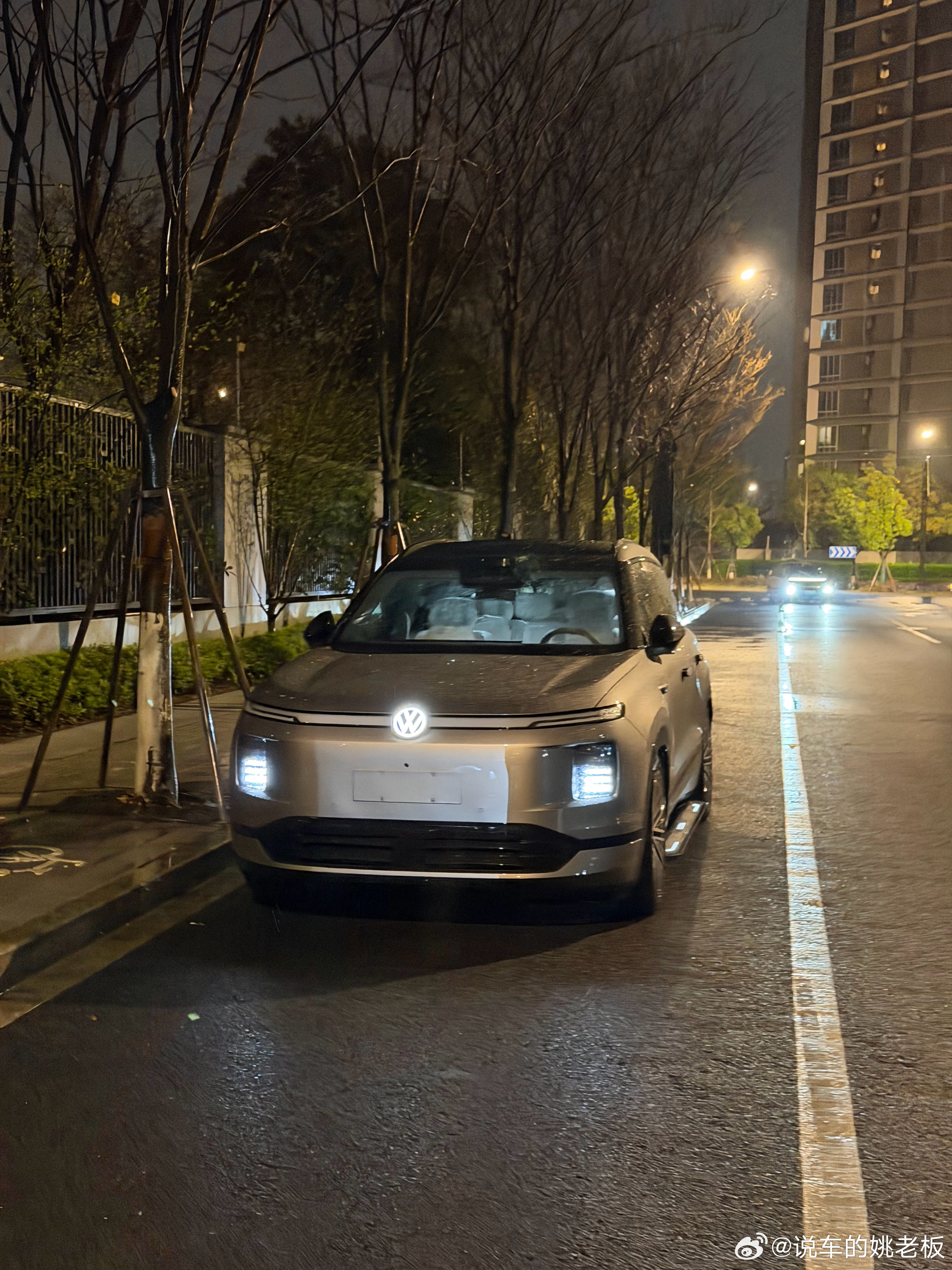 刚刚接到大众的9x今天准备来个深度的试驾，回头给你们出一个详细的汽车测评跟姚老