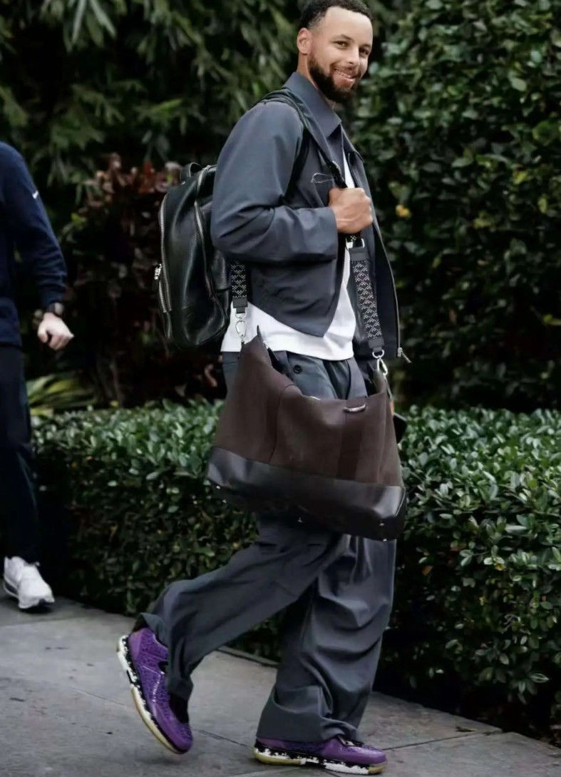 穿鞋自由！今日库里上脚韦德系列！在与安德玛解约后，如今库里穿鞋越来越大胆，自打