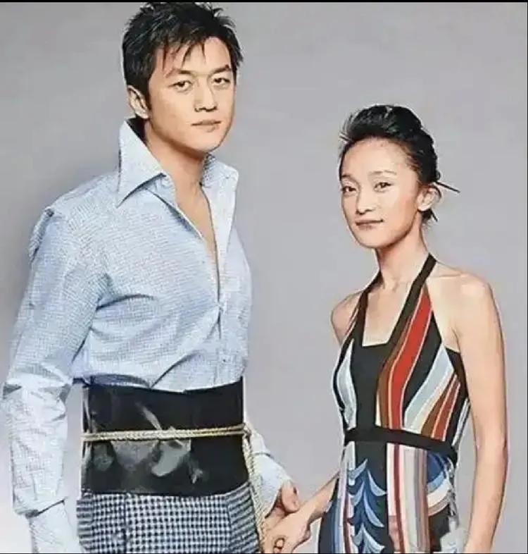 娇俏灵动的周迅和李亚鹏挺有夫妻相的，可这最萌身高差有点不尽如人意。事实证明，李