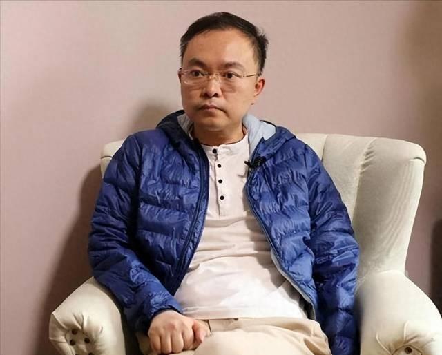 同一座城，十公里，几乎不见面。一个在卧室里靠机器说话，一个在直播间里替他把钱挣