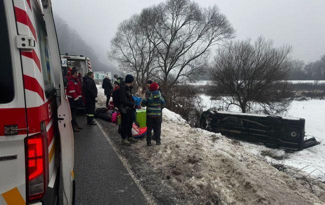 乌克兰车祸地点在外喀尔巴阡地区一辆客车翻下路坎，翻滚在田野中，好在路坎不