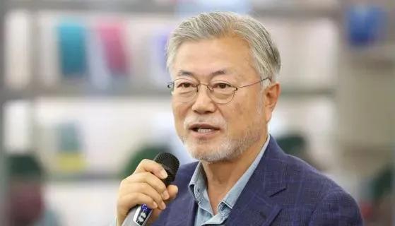 2月28日，文在寅向韩国所有反华政客“开炮”！他在社交平台上发文：中国不管在经济
