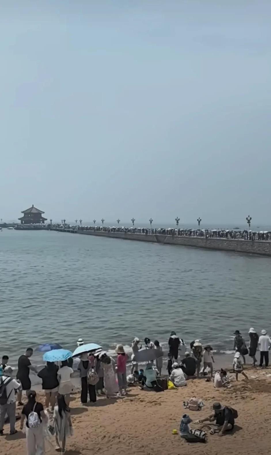 所以在青岛栈桥找火车站千万不要问路，一旦问不到好人他会往反方向指路，我去年去青岛