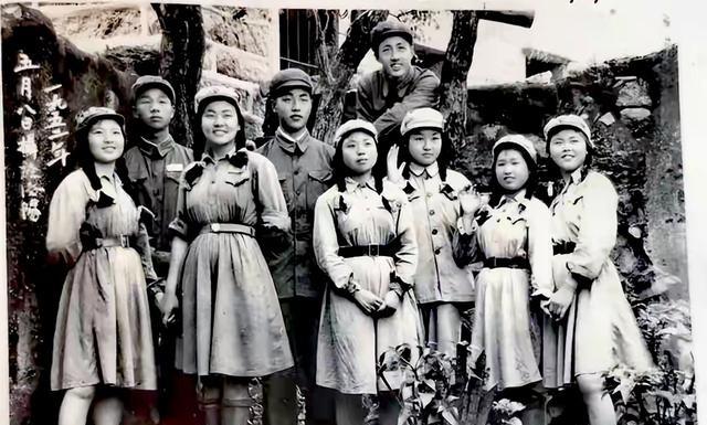 解放初期，部队进城后，很多解放军干部纷纷成家，结婚生子。在战火纷飞戎马倥偬的战争