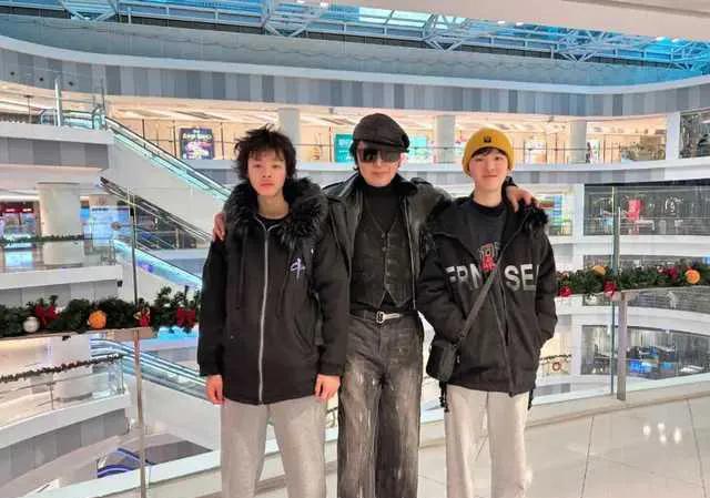 63岁马景涛大儿子成年，身高180帅气逼人，却难比老爸当年风采