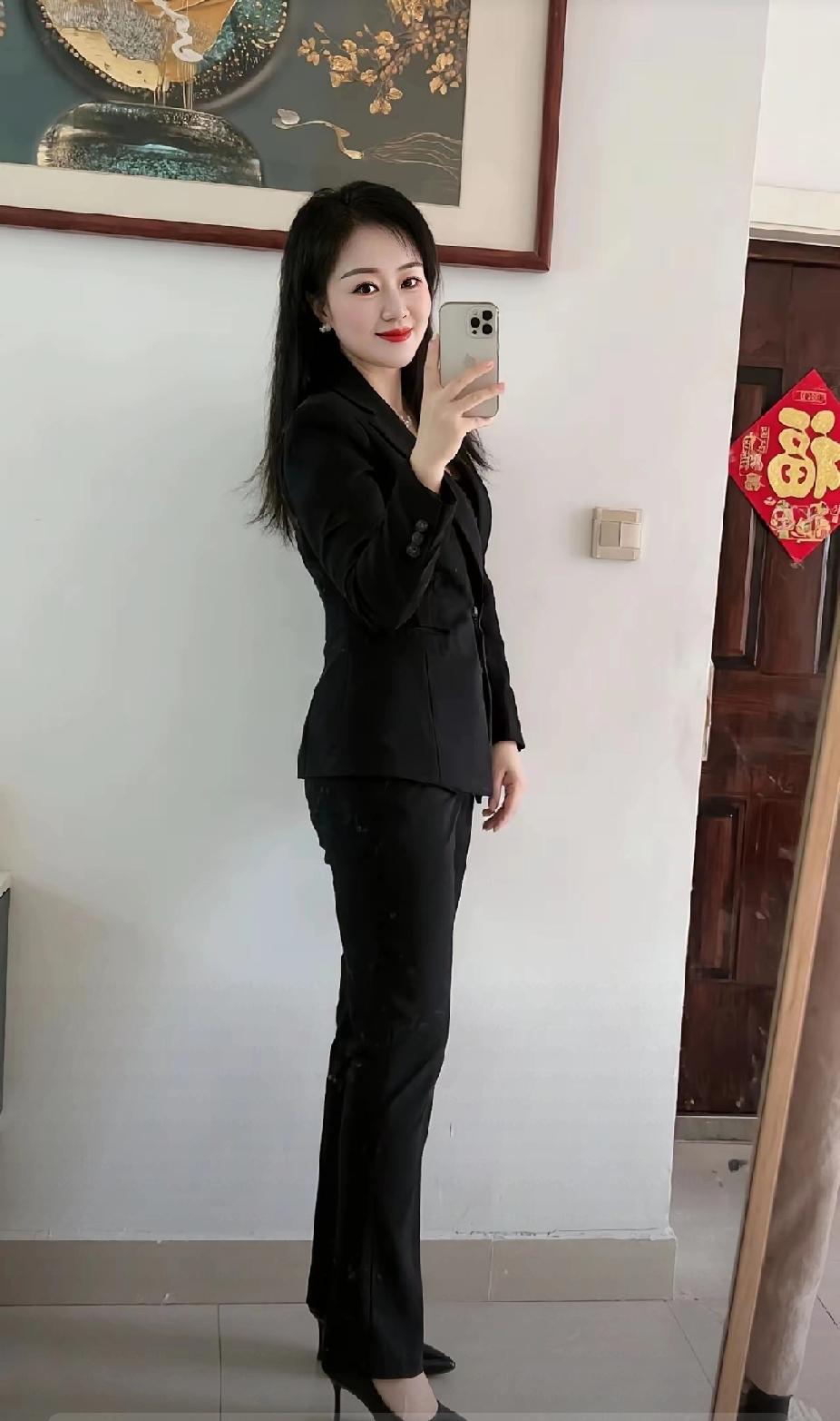 职场女强人穿搭，自信满满的一天！