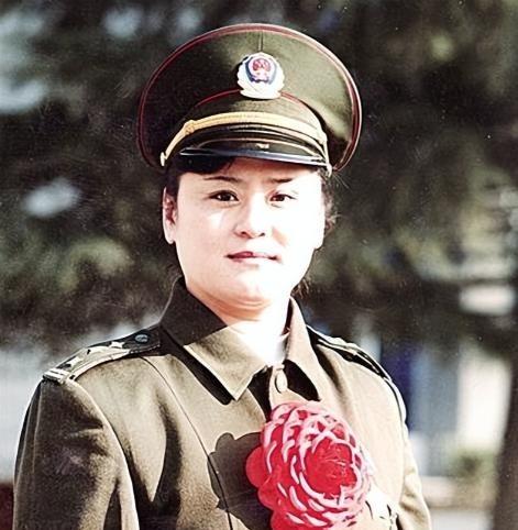 1988年，郑州火车站一名姑娘遭三名壮汉强拽入出租车。当车于路口急刹时，女子乘惯