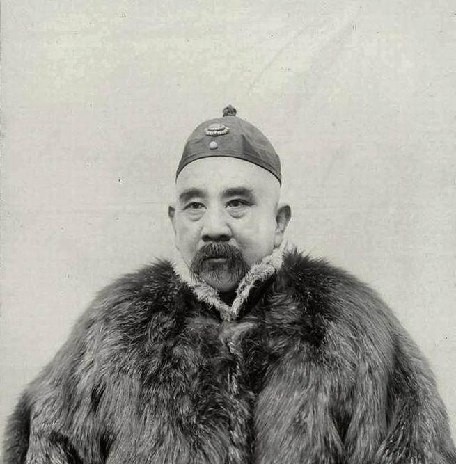 张勋干了一件让历史倒退的蠢事，却趁机套现五千万身家安稳落地。一九一七年七月一