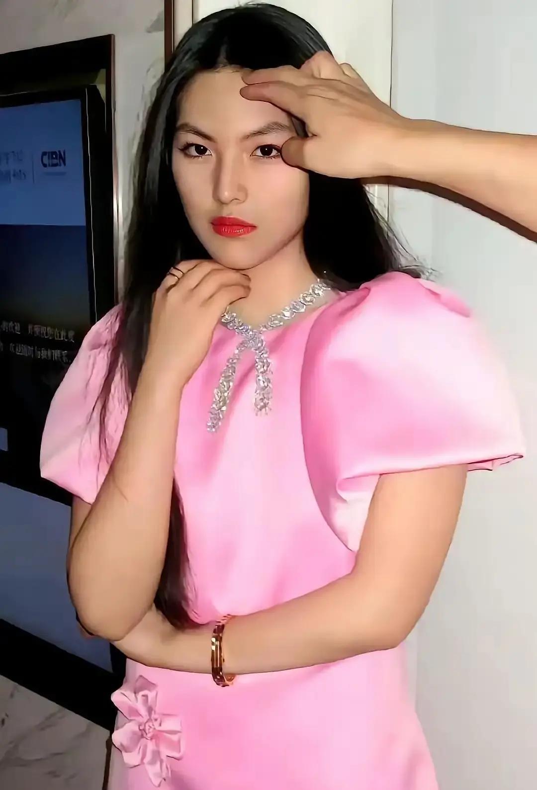 “富养=废掉？”3秒刷屏李湘女儿王诗龄被娱记一句“养废了”顶上热搜。