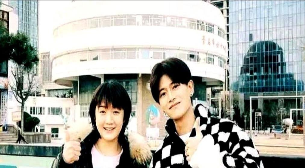 陈梦妈妈随口一句“从小一起打球，阳光帅气还大5岁”，直接让网友炸了锅！这“青