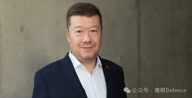 烽火问鼎计划稍早一些，捷克议会新议长冈村富雄，在上任第一天就下令将乌克兰国旗从