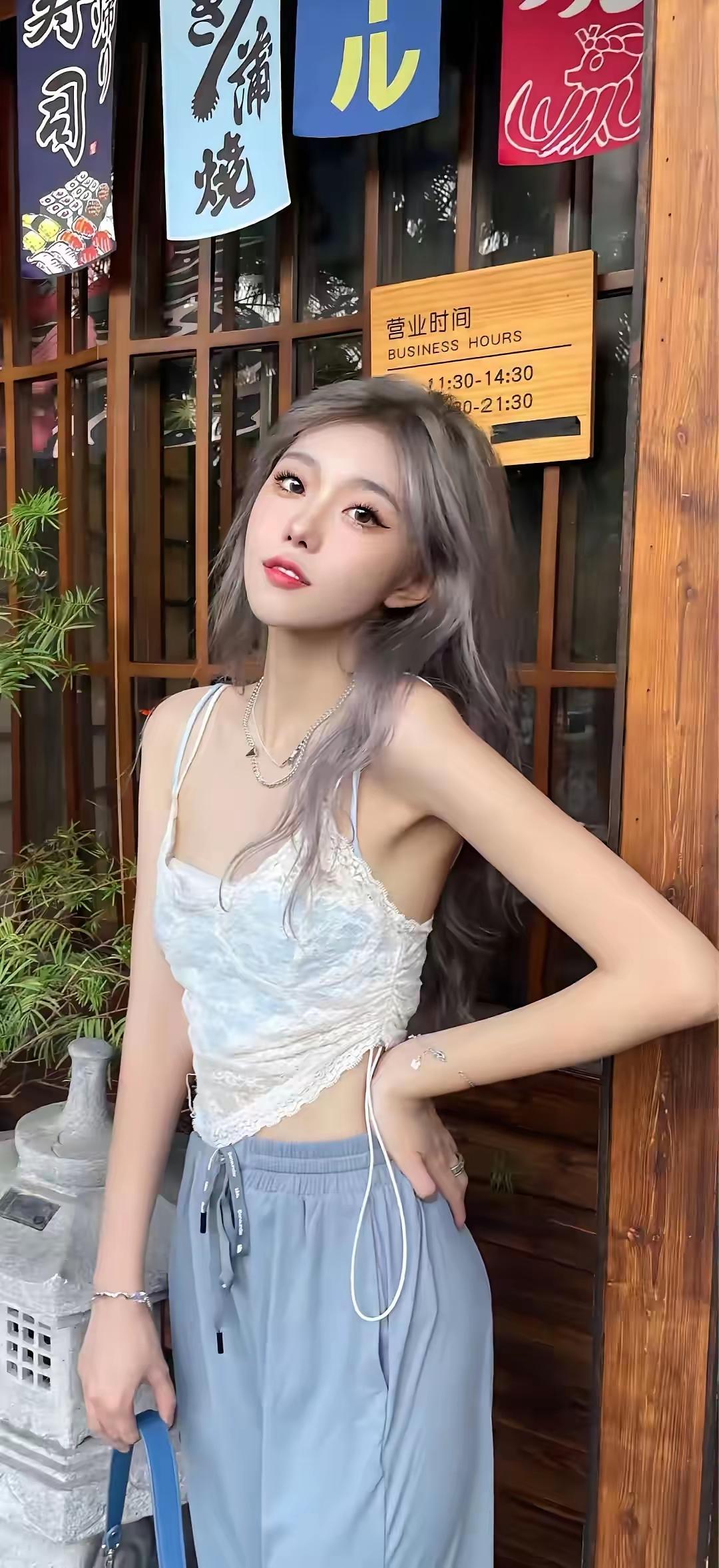 轻盈蕾丝背心搭配宽松运动裤，清新又舒适，完美夏日造型！🌞👗👖你觉得油条和什