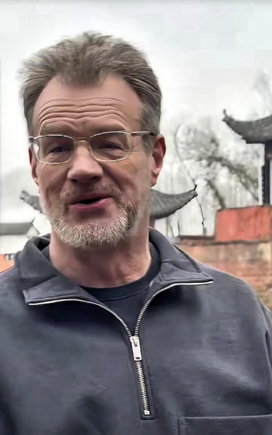 天呐！那个说相声的大山怎么变样了？昔日春晚“洋笑星”近照一出，61岁愣是把大