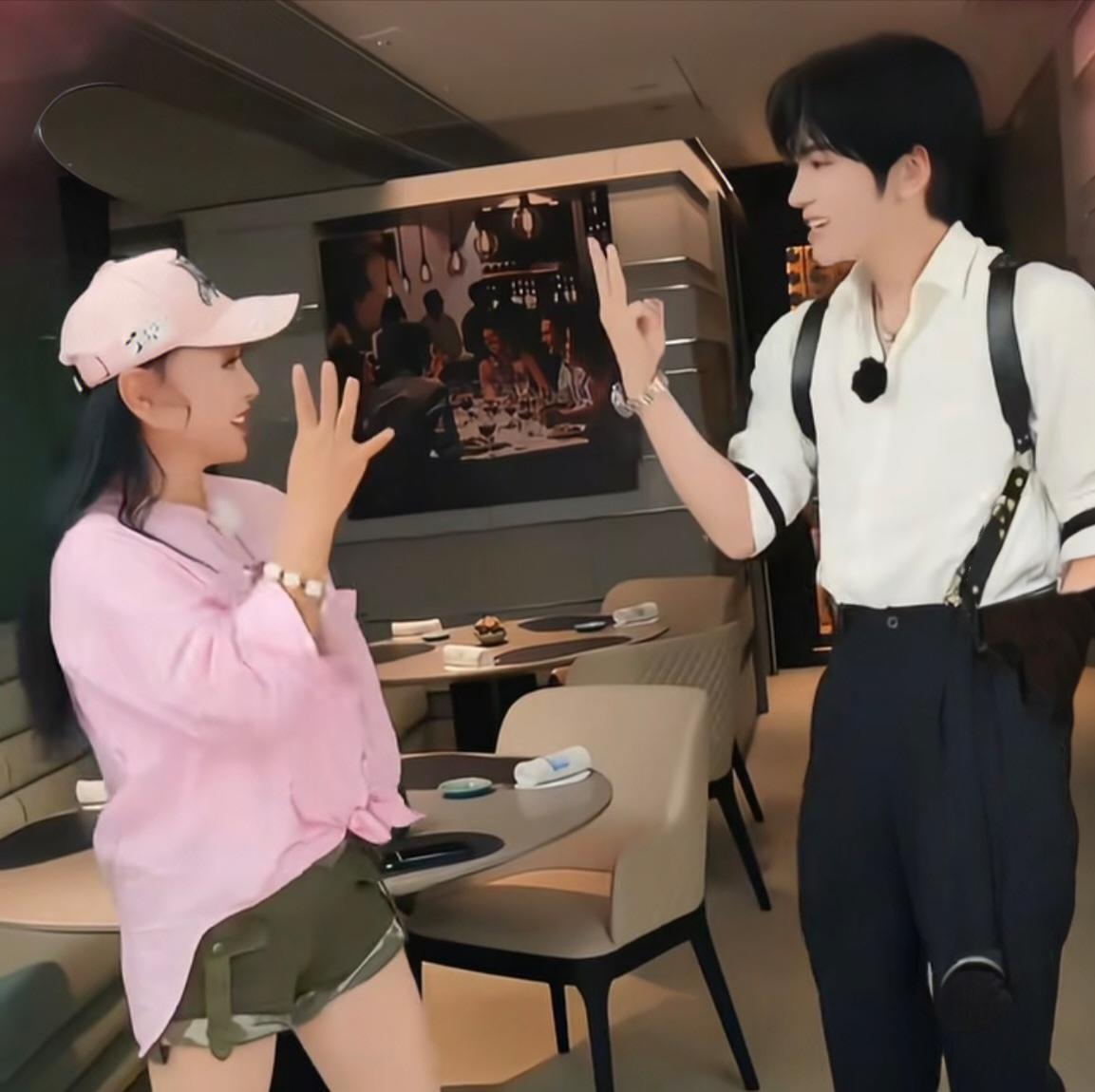 75岁刘晓庆逆生长,腿部线条惊艳,网友:比年轻人还强!75岁刘晓庆穿短裤