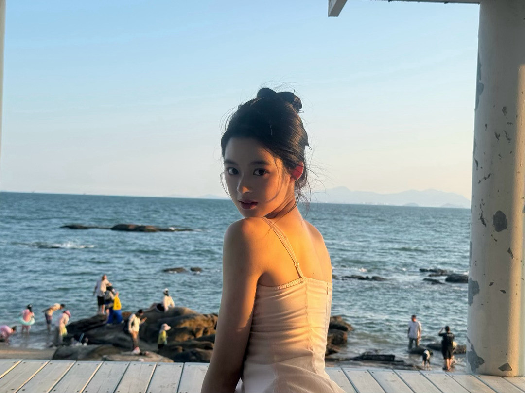 钿趣日报黄杨钿甜浅粉色吊带长裙温婉恬静，笑起来好甜