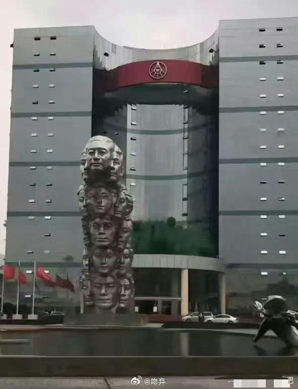 五粮液公司门口，为什么要做这个雕像