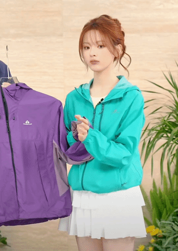 杨超越在干嘛呢？主播认真介绍商品，杨超越在一旁做各种奇奇怪怪表情包，扯衣服的袖口